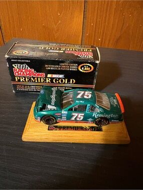Racing Champions Premier Gold 1:64 Rick Mast Remington Ford Thunderbird Stand
